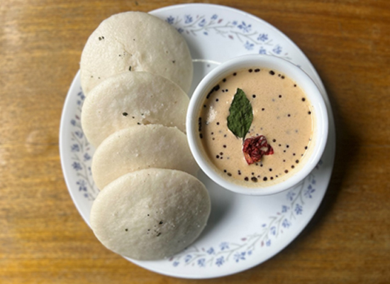 Idli With Coconut Chutney
